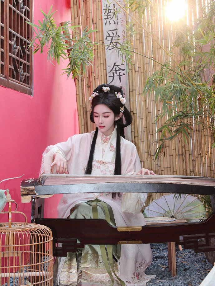 曲婉婷癌症消息引发热议，网友热议：这是否为现世报？